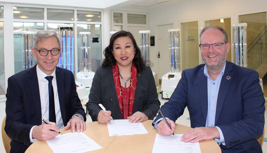 Executives sign agreement