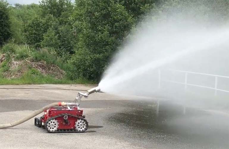Realisator Fumo spraying water