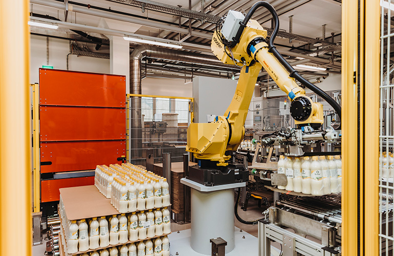 FANUC M-710iC/50 robot helps Brunos with condiments.