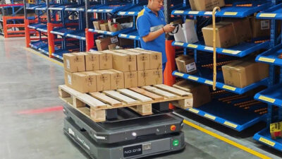 ForwardX Max AMR with integrated scale at L'Oréal Smart Fulfillment Center in Suzhou, China.