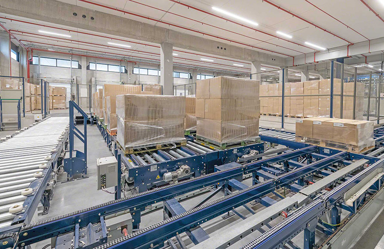 Mecalux has provided Moderna Products' warehouse with automation and conveyance to move everything from pallets to boxes.