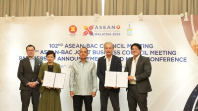 From Left to Right: Daniel Lee Hoong Lau, General Manager of Sime Darby Property, Aurelia Lee, Chief Operating Officer, Investment & Asset Management, Tan Sri Nazir Razak, Chairman of ASEAN-BAC Malaysia and Founding Partner of Iklhas Capital, Dr Robert Yap, Executive Chairman of YCH Group, and Ryan Yap, Country General Manager of Malaysia, YCH Group.