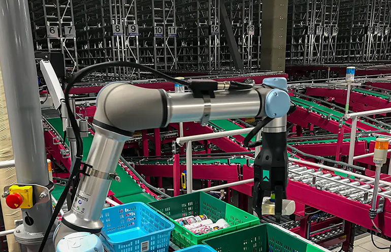 A RightHand Robotics RightPick system with an ASRS illustrating lights out function.
