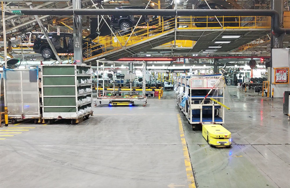 ForwardX Lynx towing AMRs at work in Chery Automotive's Kaifeng Factory's Final Assembly Workshop. 