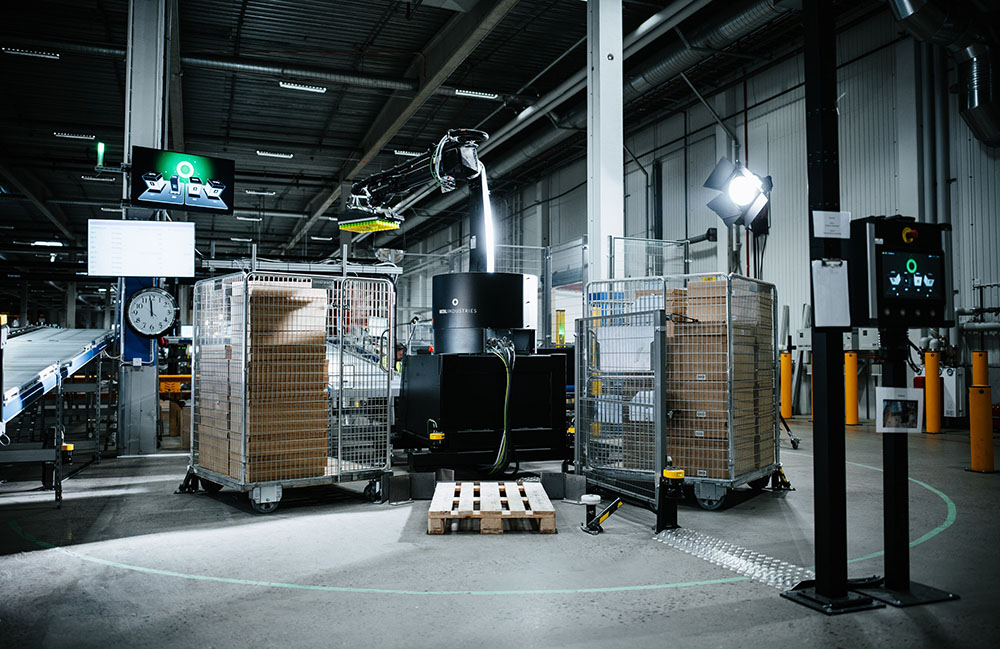 Rebl Industries' mobile manipulator picking items in a warehouse. 