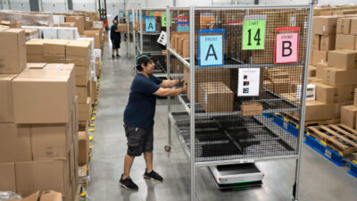 Batch picking with Numina Group's AMRs.